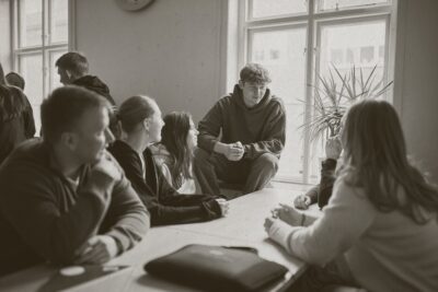 Elever som pratar med varandra i skolans klassrum.