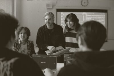 Lärare och elever arbetar tillsammans i ett klassrum med programmering.