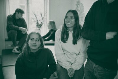 Glada elever som pratar med varandra i skolans lokaler.