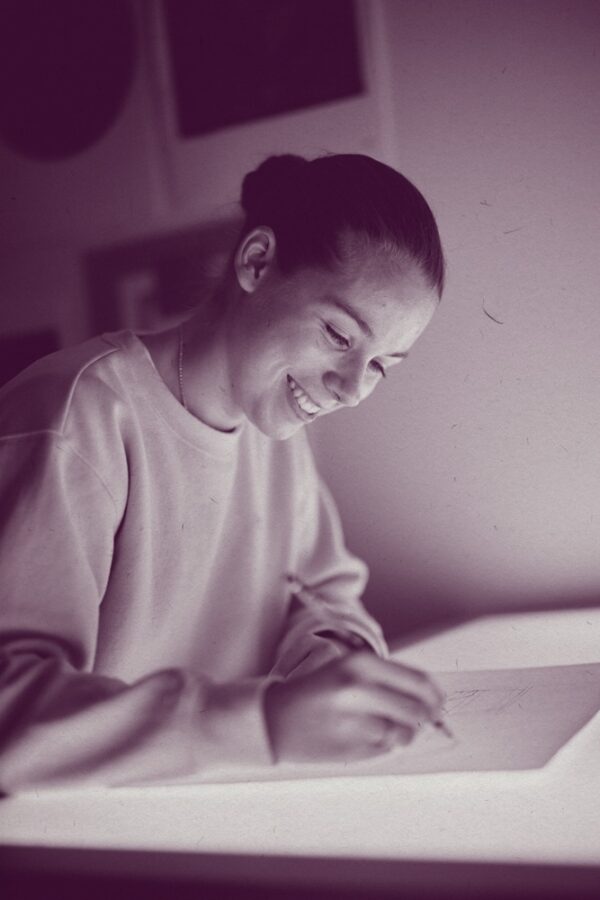 Elev som ritar.